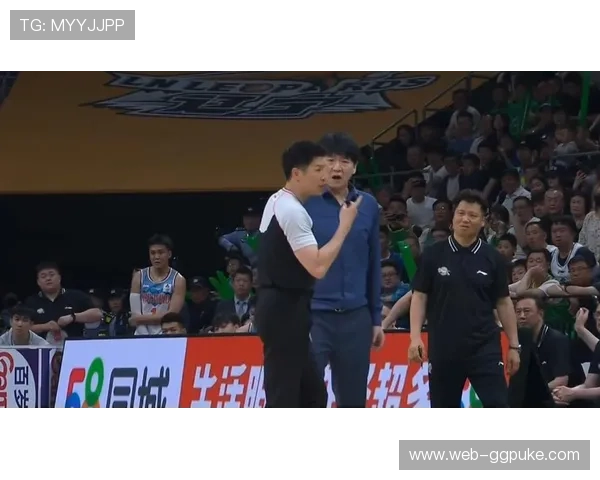 山东高速队主帅邱彪不满判罚怒摔西装，被驱逐离场